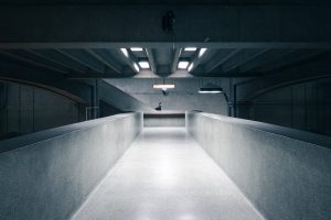 Intérieur d'un bâtiment en béton