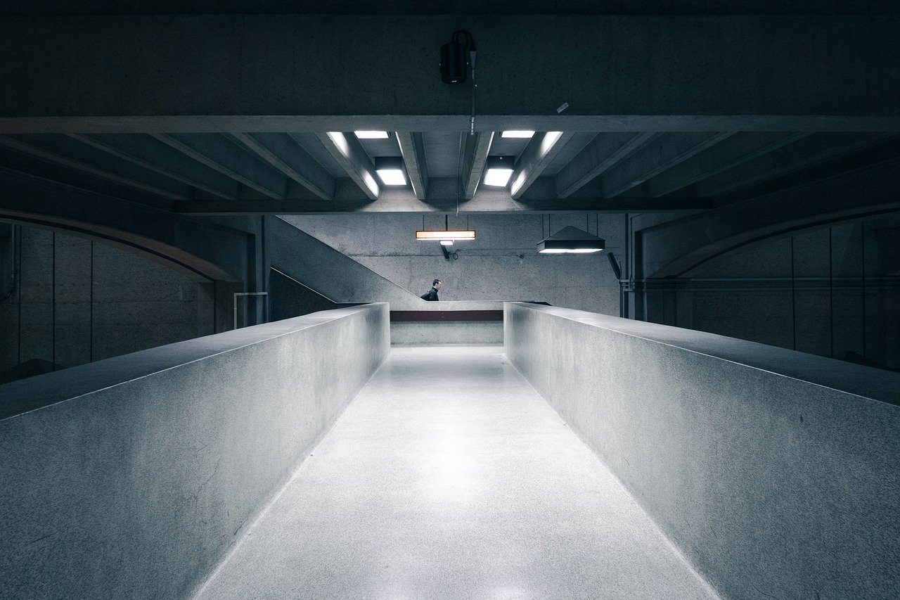 Intérieur d'un bâtiment en béton