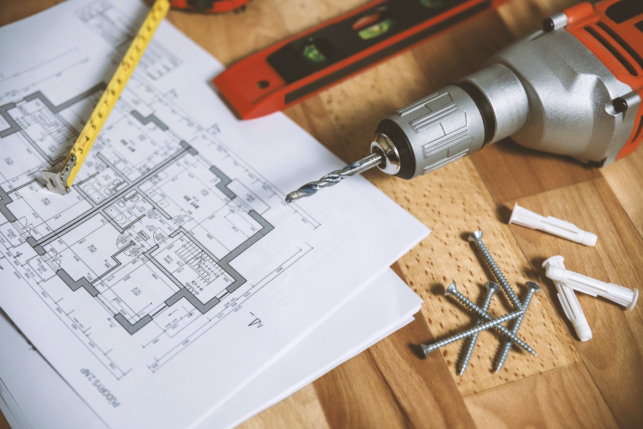 plans de construction et outils posés sur une table