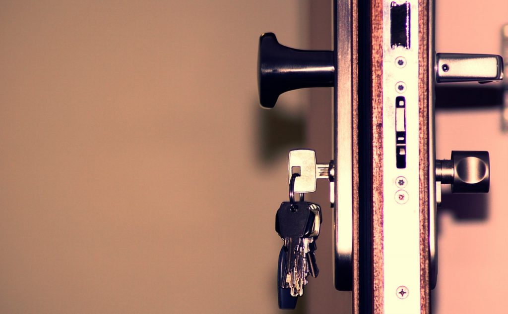 clés dans la serrure d'une porte