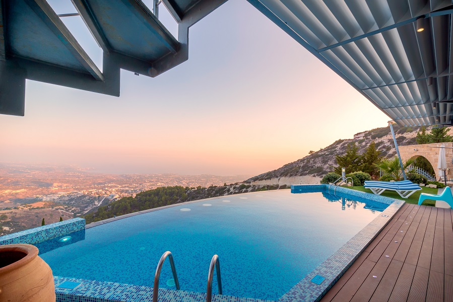 piscine avec vue et couchée de soleil