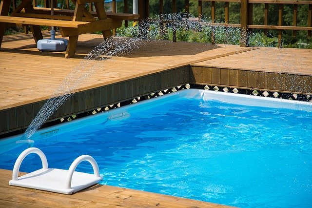 piscine coque avec contours en bois