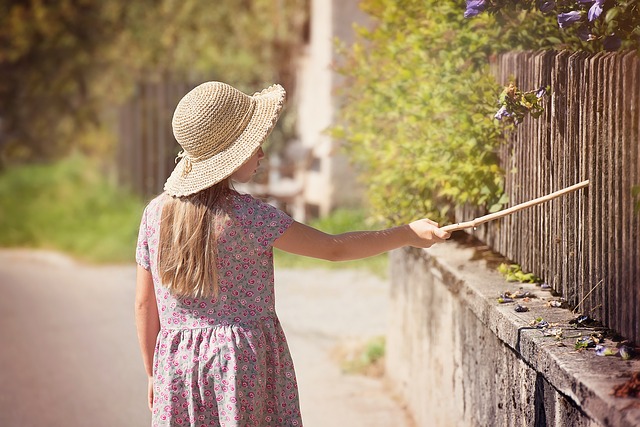 clôture en brande avec fille enfant qui marche le long