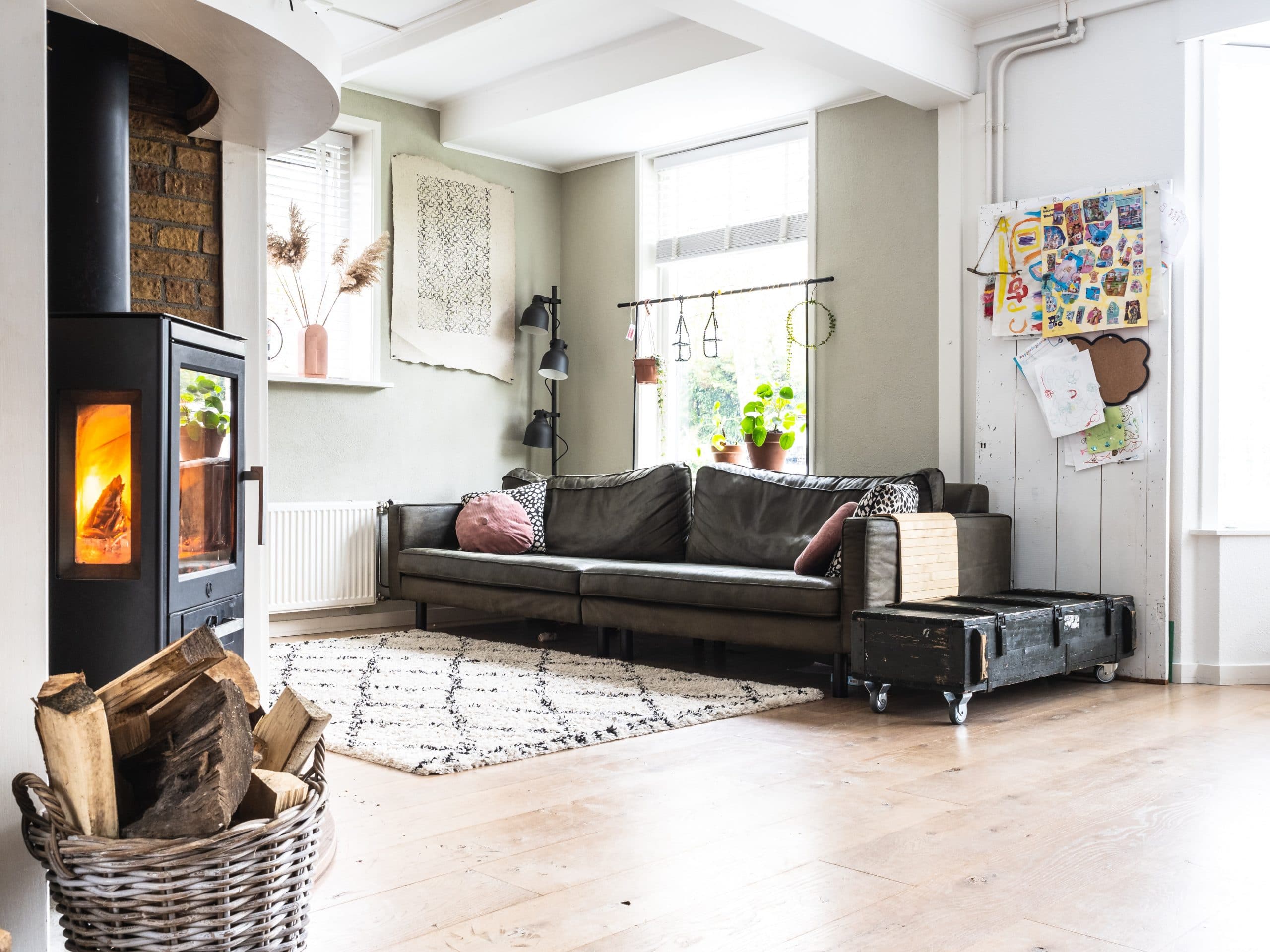 Salon moderne chauffé avec un poêle à bois