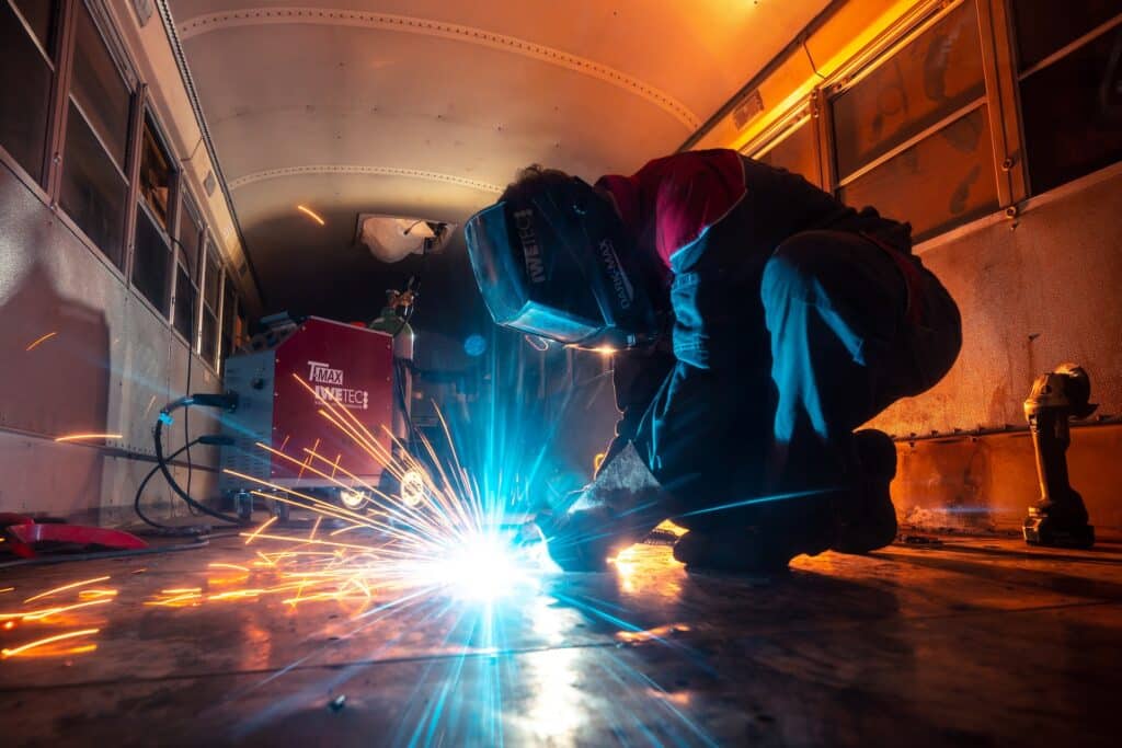 artisan en train de faire de la soudure